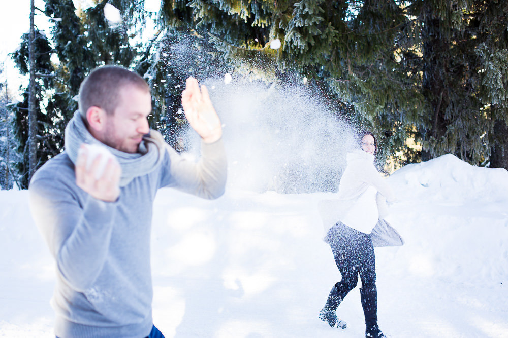 Bataille de boule de neige sur une séance photo de grossesse près de Lyon