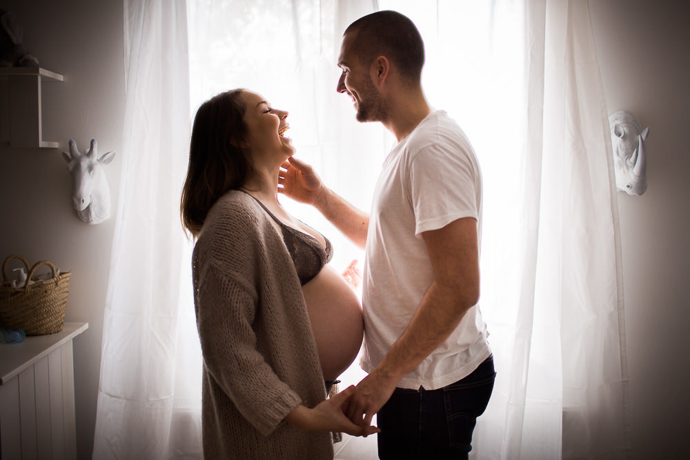 Photo de grossesse en couple à domicile à Lyon