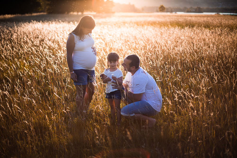 Photo de grossesse en famille au coucher de soleil près de Bourgoin