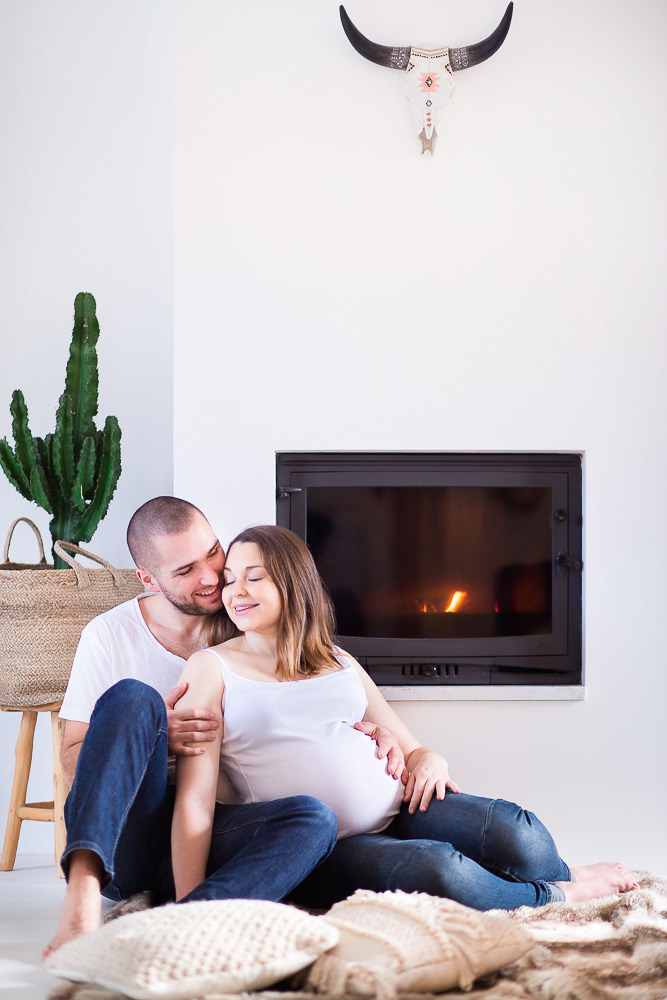 Séance photo de grossesse cocooning à domicile à Lyon