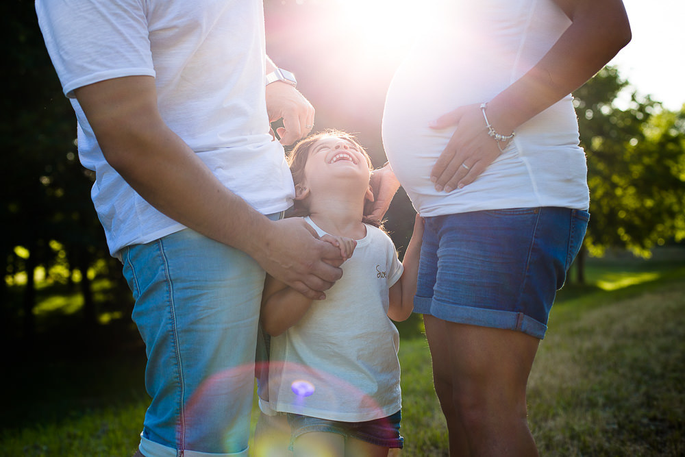 Séance photo de grossesse en famille dans un parc près de Bourgoin