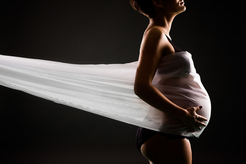 Shooting photo d'une femme enceinte dans un studio à Lyon