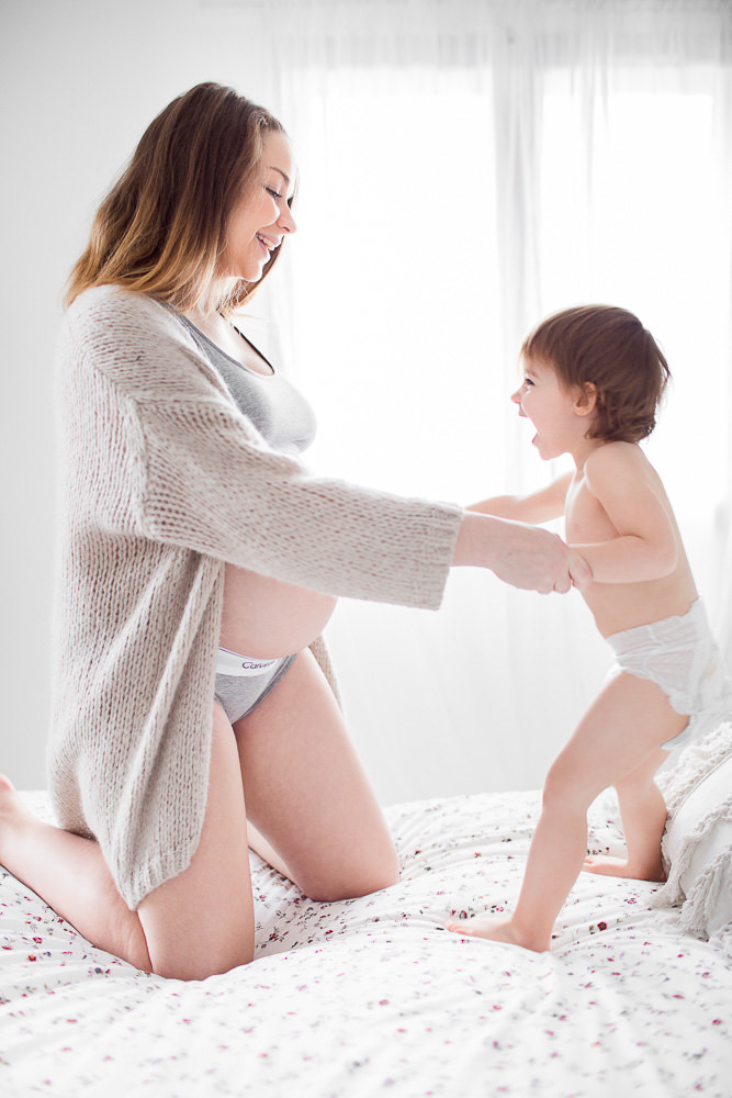 Shooting photo de grossesse en famille à domicile à Lyon