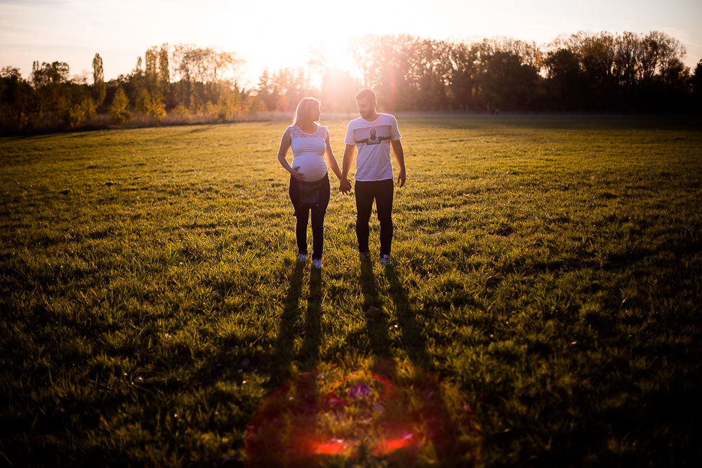 Shooting photo de grossesse dans un parc près de Lyon