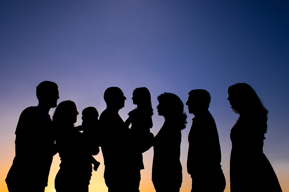 Silhouettes lors d'une séance photo de famille dans le beaujolais